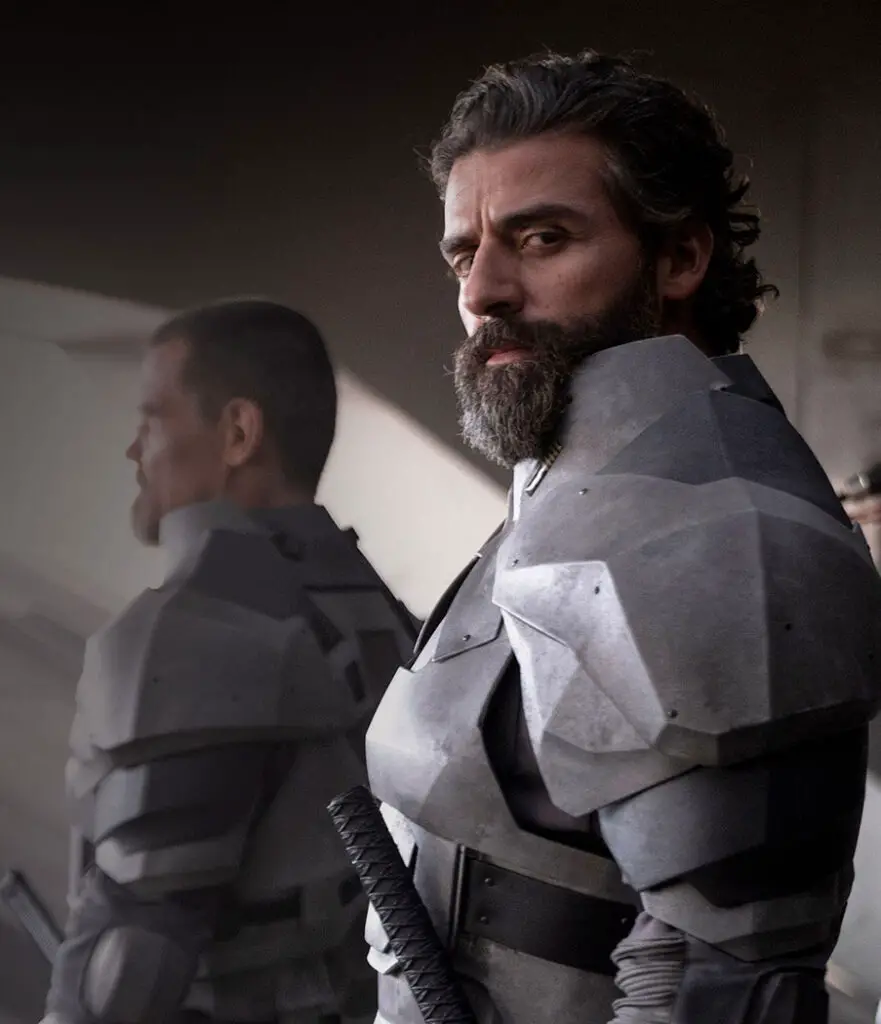 Oscar Isaac as Duke Leto Atreides, dressed in full combat armor. 