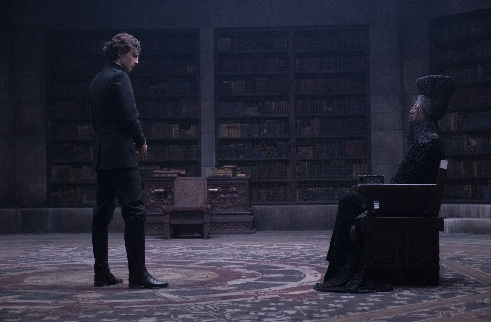 Paul Atreides (Timothée Chalamet) and Reverend Mother Gaius Helen Mohaim (Charlotte Rampling) during the Gom Jabbar scene in Dune (2021).