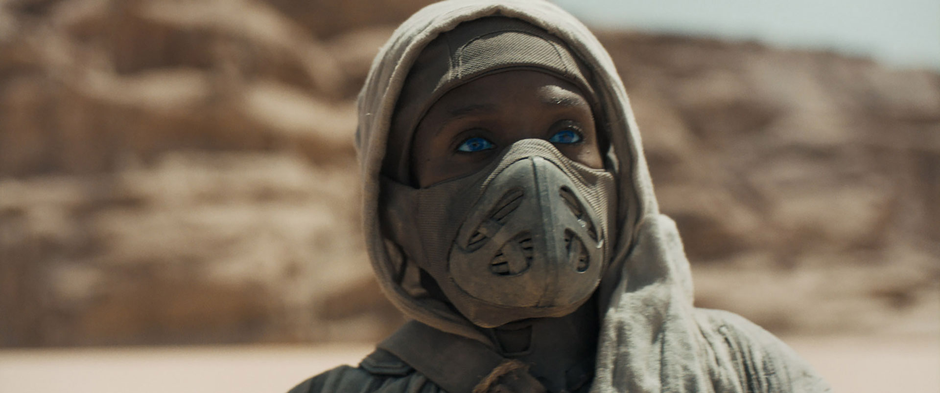 Dr. Liet Kynes, played by Sharon Duncan-Brewster in Dune (2021), masked in the desert to preserve water. 